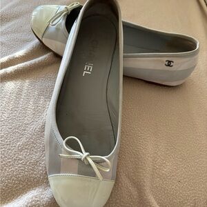 Chanel ballerina pre-owned shares in a good condition.